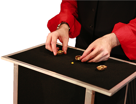 Als Walking Act bringt der Tischzauberer Michael Fasiloglu Ihren Firmenfeiern und Messen zu unvergesslich verblüffende und magische Momente.